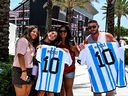 Les fans du footballeur argentin Lionel Messi posent pour une photo au stade DRV PNK de Fort Lauderdale, en Floride, le mardi 11 juillet 2023, avant les débuts de Messi en MLS ce mois-ci avec l'Inter Miami. 