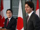 Le premier ministre Justin Trudeau (à droite) et le premier ministre japonais Kishida Fumio tiennent une conférence de presse le 12 janvier 2023 à Ottawa.  