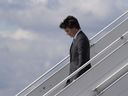 Le premier ministre Justin Trudeau arrive à l'aéroport, le lundi 10 juillet 2023 à Riga, en Lettonie.