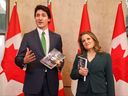 Le premier ministre Justin Trudeau et la ministre des Finances Chrystia Freeland s'adressent aux médias lors de la tenue du budget 2023-2024, sur la colline du Parlement à Ottawa, le 28 mars 2023.  