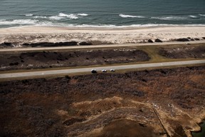 Une vue aérienne de la zone près de Gilgo Beach et Ocean Parkway à Long Island où la police a mené une recherche prolongée après avoir trouvé dix ensembles de restes humains le 15 avril 2011 à Wantagh, New York.  (Photo de Spencer Platt/Getty Images)