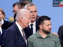 Le président ukrainien Volodymyr Zelensky et le président américain Joe Biden arrivent pour une séance de travail sur l'Ukraine au sommet de l'OTAN, à Vilnius le 12 juillet 2023. (Photo de LUDOVIC MARIN/AFP via Getty Images)