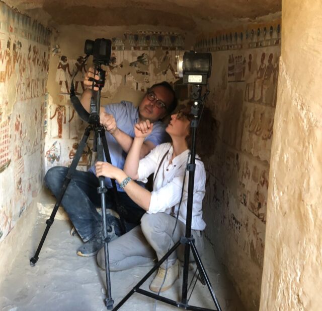 Philippe Walter et Catherine Defeyt prenant des mesures dans la Vallée Noble à Louxor (Égypte) à l'aide de la machine de cartographie portable XRF.