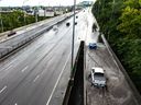 La pluie s'est accumulée à l'entrée de la rue Fort de l'autoroute Ville-Marie à Montréal le jeudi 13 juillet 2023, après que de violentes tempêtes ont frappé la grande région de Montréal.