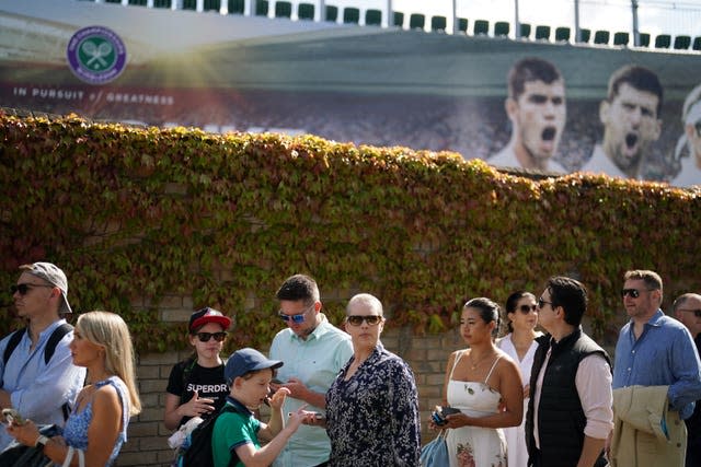 Les gens font la queue devant Wimbledon