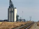 Un élévateur à grains Viterra se trouve près de Calgary.  L'agro-entreprise américaine Bunge Ltd. a accepté d'acheter Viterra pour 8,2 milliards de dollars américains.