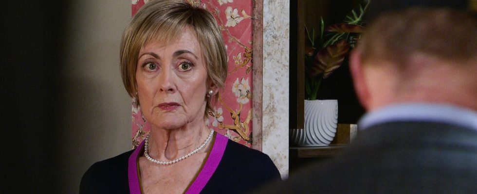 La star de Coronation Street, Paula Wilcox, explique pourquoi Elaine a été dupée par Stephen