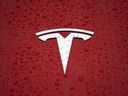 Un logo Tesla sur une voiture en Chine. 
