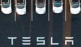 Voitures garées à l'usine Tesla Fremont à Fremont, en Californie.