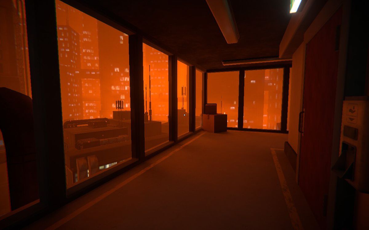 Le joueur regarde par les fenêtres d'un gratte-ciel une ville couverte d'un brouillard orange rougeâtre dans le viseur