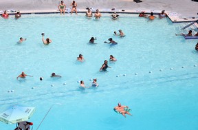 Les gens se détendent dans la piscine Horseshoe Las Vegas