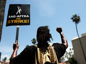Un membre du SAG-Aftra en grève