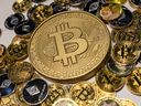 Nouveaux jetons bitcoin, ether et dodgecoin à un échange de crypto-monnaie CoinUnited à Hong Kong, Chine.