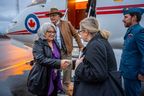 Mary Simon, gouverneure générale du Canada, et son mari Whit Fraser rencontrent le chef du protocole islandais Estrid Brekkan à leur arrivée à Reykjavik, en Islande, le mercredi 12 octobre 2022. Sgt Mathieu St-Amour, photo de Rideau Hall  
