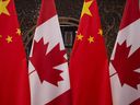 Drapeaux canadiens et chinois à la Diaoyutai State Guesthouse à Pékin.