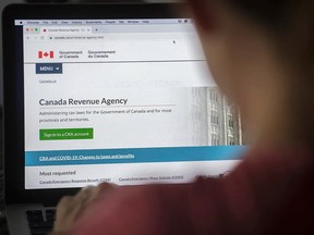 Une personne regarde une page d'accueil de l'Agence du revenu du Canada à Montréal.