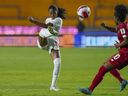 À tout juste 22 ans, Jayde Rivière a déjà un brillant curriculum vitae et une étoile montante.  Riviere, à gauche, lance le ballon devant Marta Cox du Panama lors d'un match de football du championnat féminin de la CONCACAF à Monterrey, au Mexique, le vendredi 8 juillet 2022.