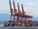 Grues et conteneurs du terminal maritime de DP World au port de Vancouver.