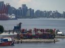 Des piles de conteneurs de fret sont vues au port lors d'une grève des travailleurs de l'International Longshore and Warehouse Union Canada dans la province, à Vancouver, le mercredi 12 juillet 2023.