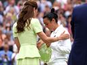 Ons Jabeur de Tunisie semble découragée alors qu'elle est consolé par Catherine, princesse de Galles après la défaite lors de la finale du simple féminin contre Marketa Vondrousova de la République tchèque le jour 13 des championnats de Wimbledon 2023 au All England Lawn Tennis and Croquet Club le 15 juillet 2023 à Londres.