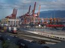 Il n'y a aucune activité au terminal à conteneurs Centerm au centre-ville de Vancouver alors que les travailleurs en grève de l'International Longshore et de Warehouse Union Canada font du piquetage au port.
