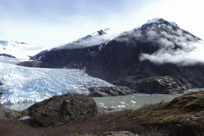 Des morceaux de glace flottent dans le lac Mendenhall devant le glacier Mendenhall le 29 avril 2023 à Juneau, en Alaska