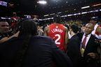 Kawhi Leonard quitte le sol en tant que Raptor de Toronto pour la dernière fois après que son ancienne équipe a remporté le sixième match de la finale de la NBA à Oakland.  (Photo par Ezra Shaw/Getty Images)