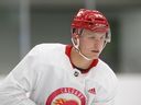 Lucas Ciona patine pendant le camp de développement des Flames de Calgary au Markin MacPhail Centre de WinSport le jeudi 6 juillet 2023.