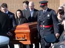 Les porteurs transportent le cercueil jusqu'au corbillard qui attend après les funérailles de Nick Hickey.  Les funérailles ont eu lieu le jeudi 25 janvier 2018 à l'église St. Martin de Porres à Nepean.