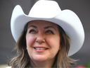 La première ministre de l'Alberta, Danielle Smith, est présentée au petit déjeuner aux crêpes du premier ministre au centre-ville de Calgary le lundi 10 juillet 2023. Jim Wells/Postmedia