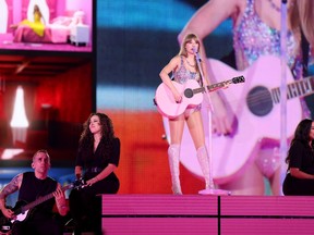 Taylor Swift est photographiée en train de se produire à Detroit lors de sa tournée The Eras