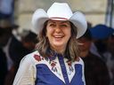 La première ministre de l'Alberta, Danielle Smith, assiste à son déjeuner aux crêpes du Stampede à Calgary, le 10 juillet 2023.