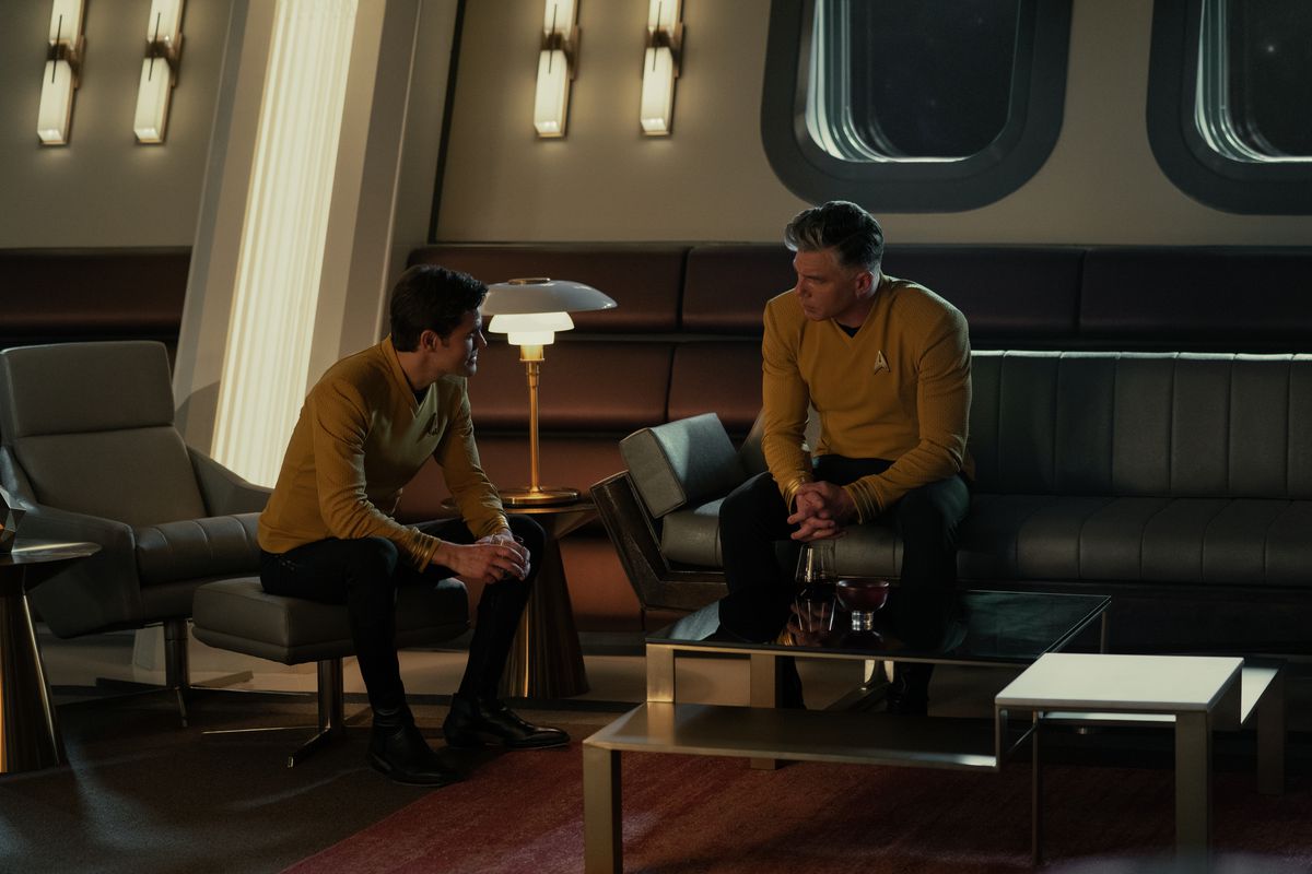 Kirk (Paul Wesley) assis et parlant à Pike (Anson Mount) dans les quartiers du capitaine