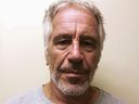 Jeffrey Epstein apparaît sur une photo prise pour le registre des délinquants sexuels de la Division des services de justice pénale de l'État de New York le 28 mars 2017.