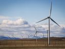 TransAlta Corp. dit avoir signé un accord pour acquérir la participation minoritaire dans TransAlta Renewables Inc. qu'elle ne détient pas déjà.  Un parc éolien de TransAlta est illustré près de Pincher Creek, en Alberta.