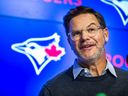 Le directeur général des Blue Jays, Ross Atkins, s'adresse aux journalistes lors d'un point de presse de fin de saison au Rogers Centre de Toronto, en Ontario.  le mardi 11 octobre 2022. 