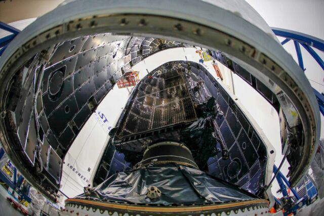 Un satellite de navigation GPS construit par Lockheed Martin est encapsulé à l'intérieur du carénage de charge utile d'une fusée SpaceX Falcon 9.