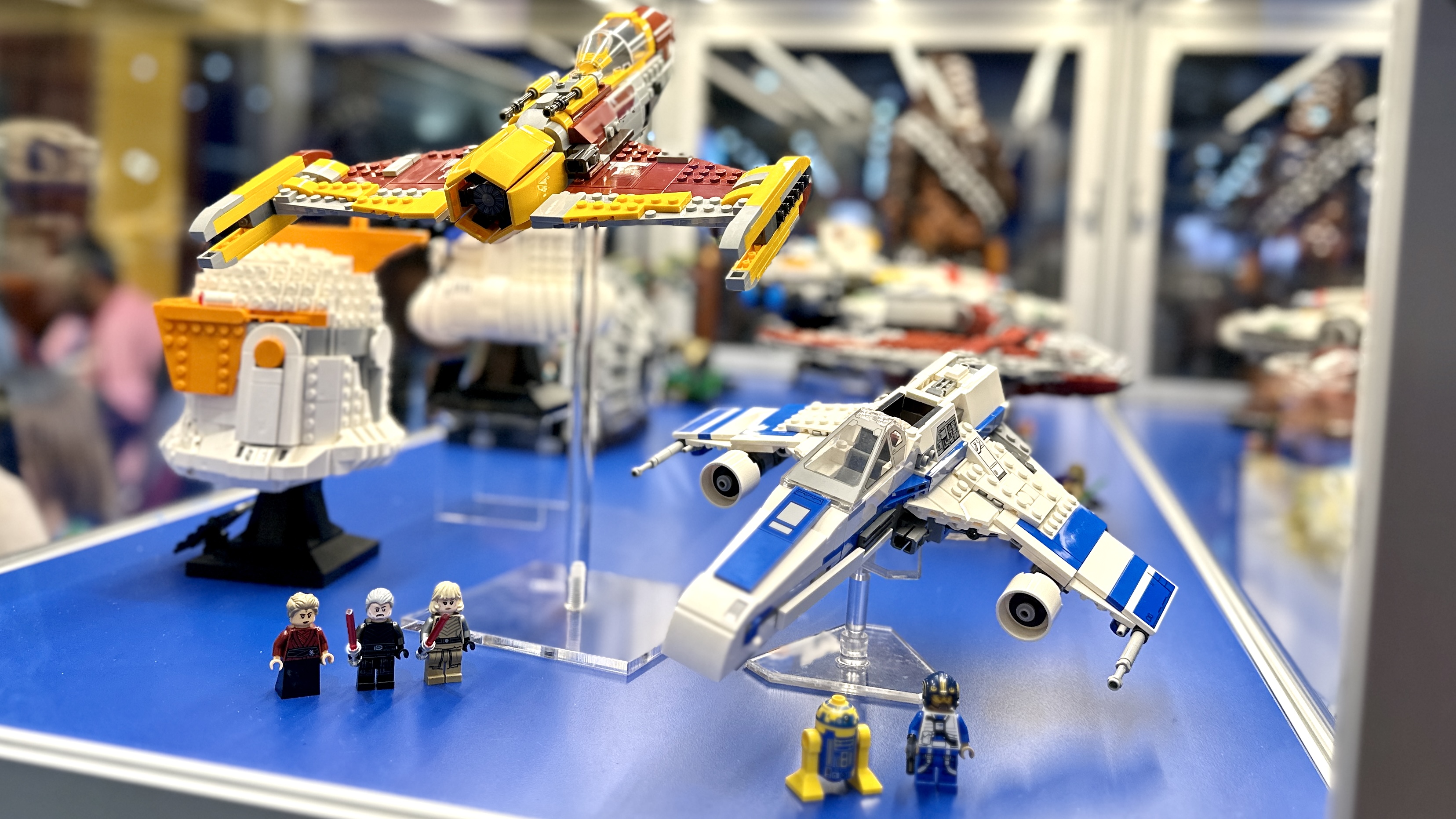 New Republic E-Wing contre Starfighter Lego de Shin Hati exposé au SDCC 2023