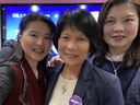 Felicity Guo (L), secrétaire générale adjointe de la Canada Toronto Fuqing Business Association et maire élue Olivia Chow sur une photo publiée sur WeChat de Guo.