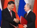 Le président chinois Xi Jinping et le président russe Vladimir Poutine se serrent la main lors d'une cérémonie de signature à la suite de pourparlers au Kremlin le 21 mars 2023.