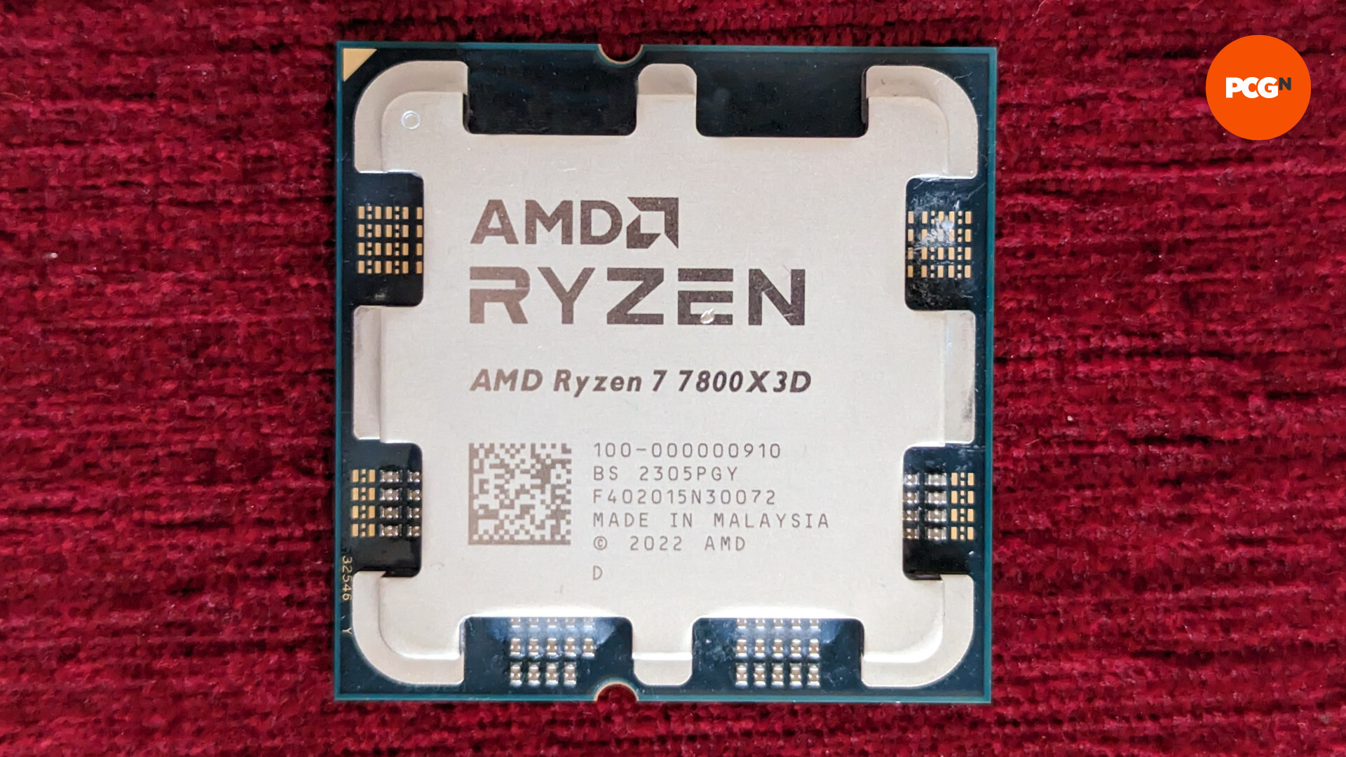 Test de l'AMD Ryzen 7 7800X3D : le CPU repose sur une surface rouge