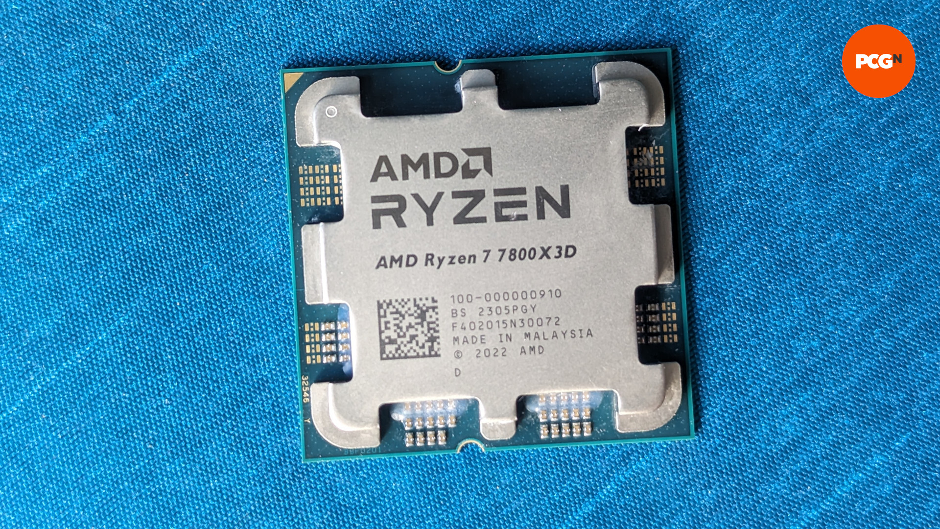 Test de l'AMD Ryzen 7 7800X3D : le CPU repose sur une surface bleue