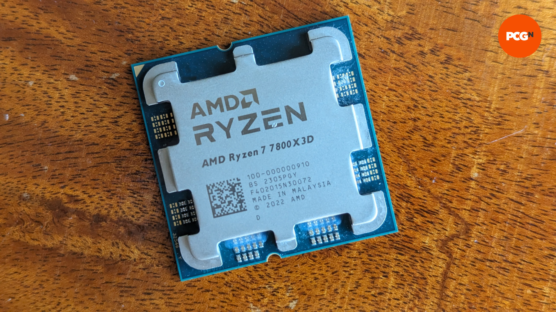 Test de l'AMD Ryzen 7 7800X3D : le processeur repose sur une surface en bois