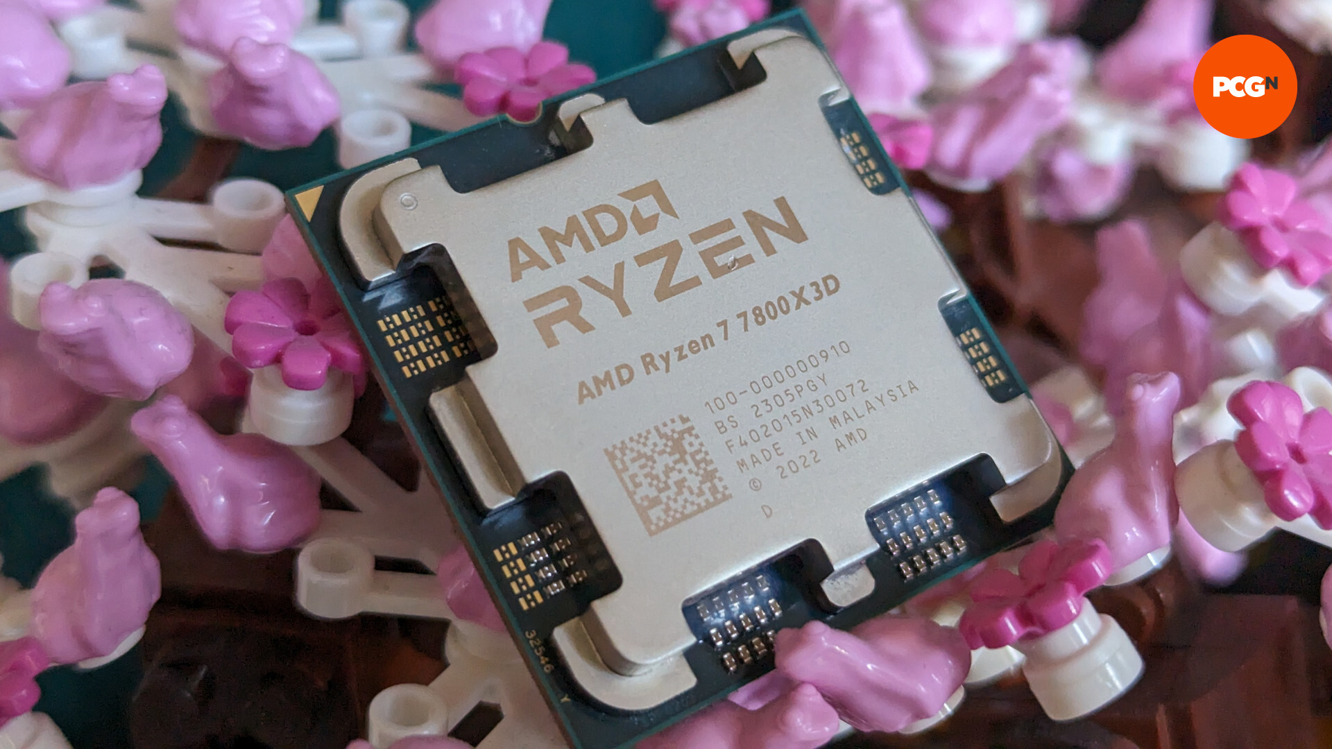 Test de l'AMD Ryzen 7 7800X3D : le CPU repose sur un fond de Lego rose et blanc