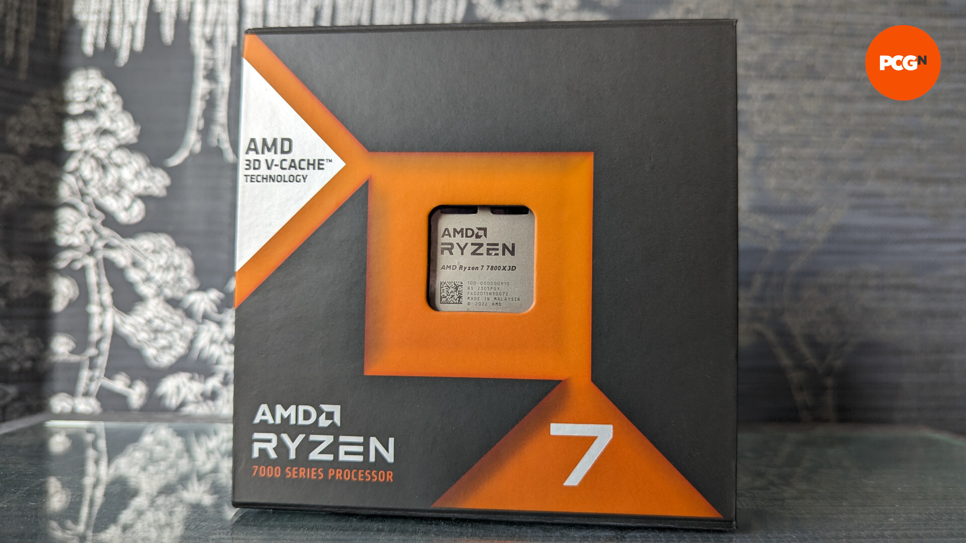 Examen AMD Ryzen 7 7800X3D : le processeur repose à l'intérieur de son emballage