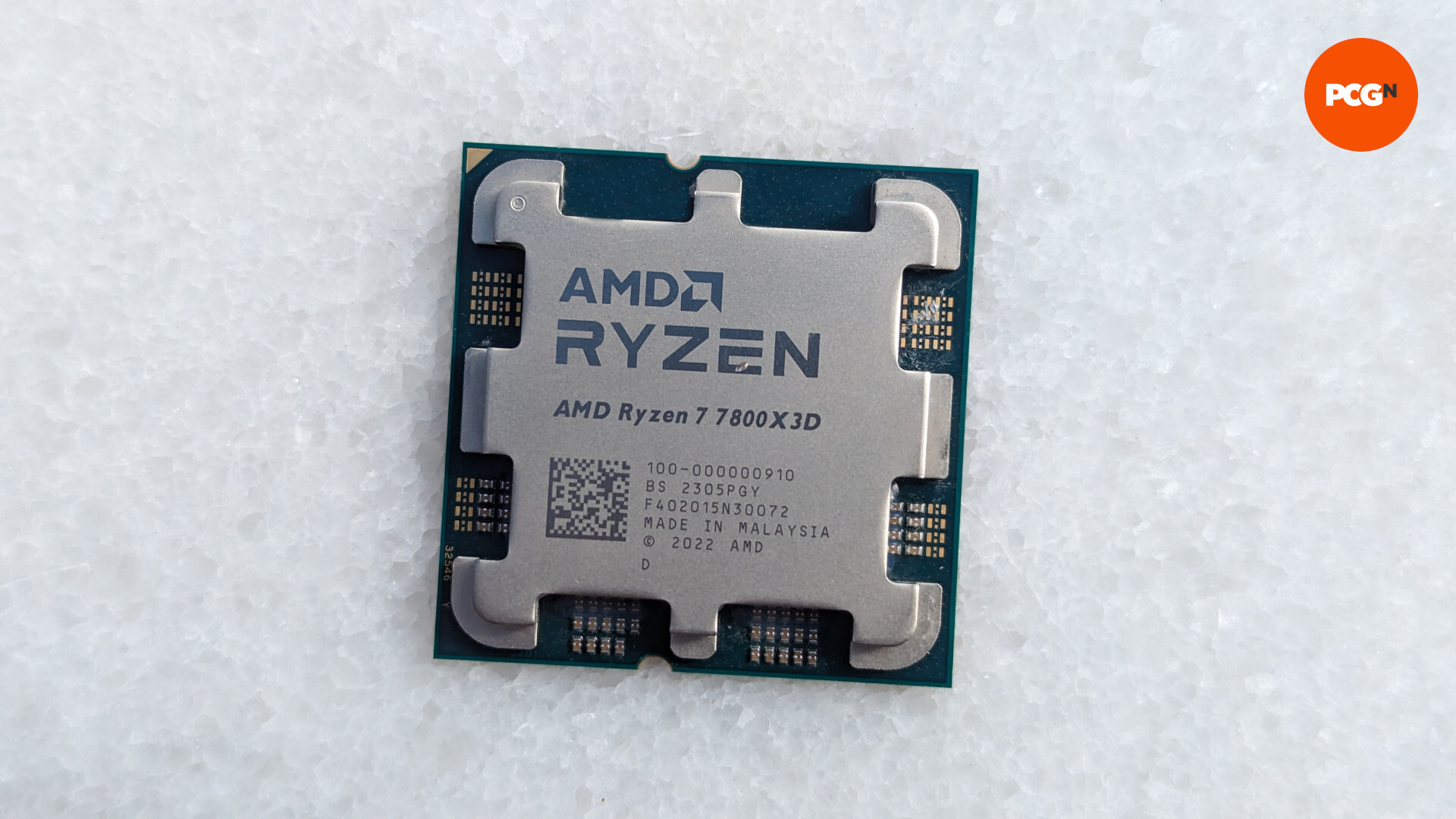 Test de l'AMD Ryzen 7 7800X3D : le CPU repose sur une surface blanche