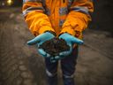 Un travailleur détient un concentré de cuivre dans une mine au Pérou.