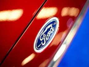 Le logo Ford sur un véhicule à Montréal.