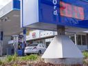 Le prix de l'essence est perçu alors qu'un automobiliste fait le plein dans une station-service à Montréal le vendredi 6 mai 2022.