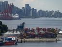 Piles de conteneurs de fret au port pendant une grève des travailleurs de l'International Longshore and Warehouse Union Canada à Vancouver.